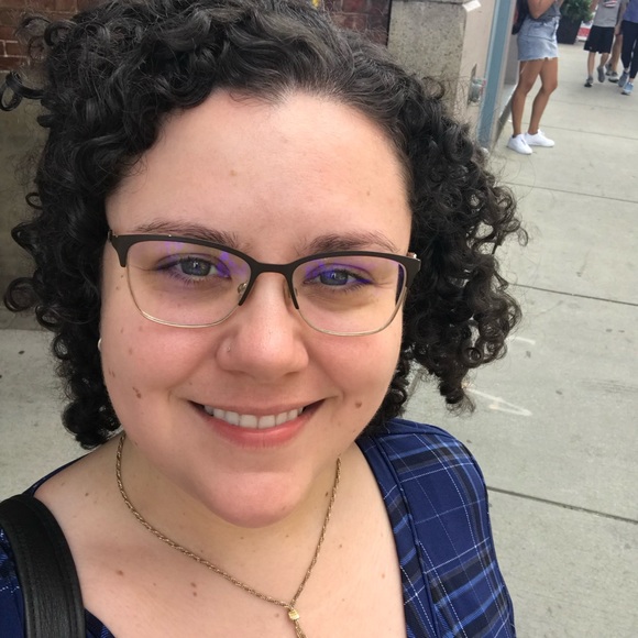 Meet your Posher, Andrea - Picture 2 of 6